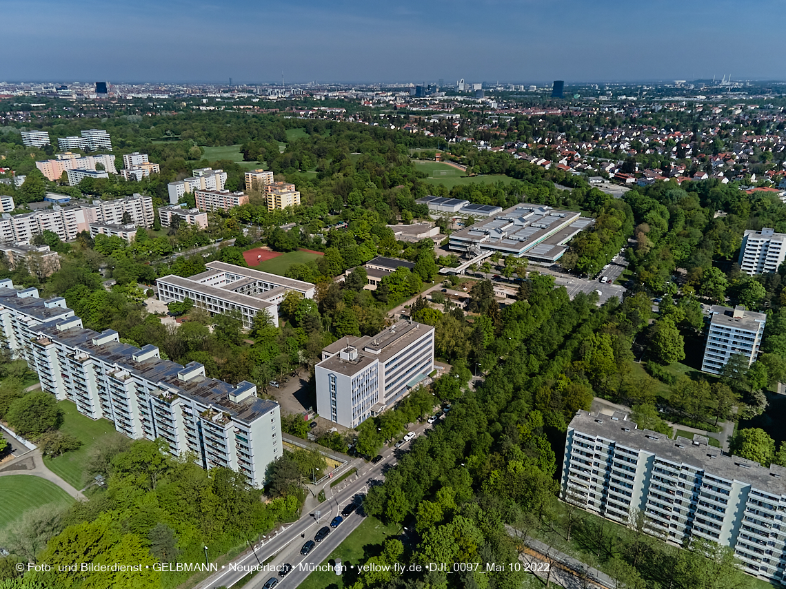 10.05.2022 - Luftbilder von der Baustelle Haus für Kinder in Neuperlach
